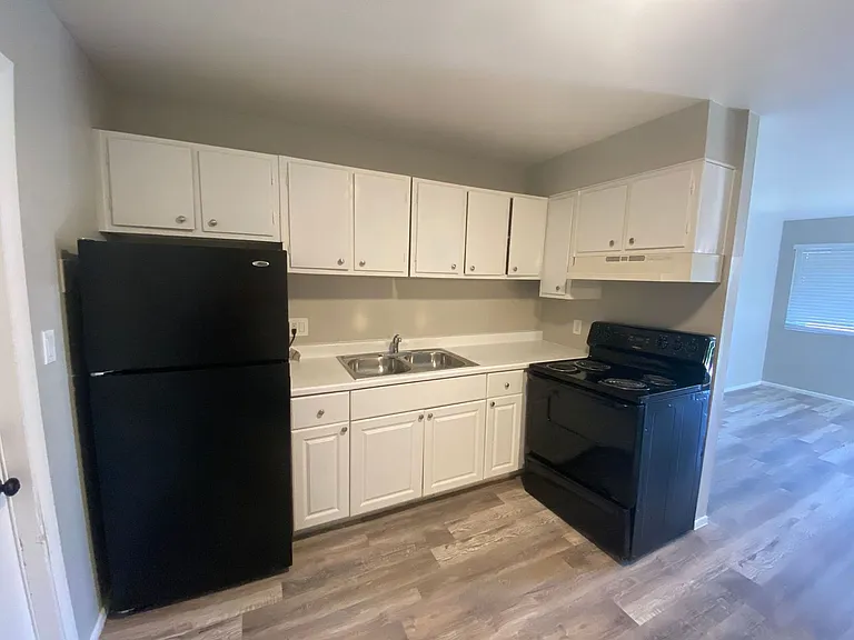 2414 W Devonshire Ave — Photo 31