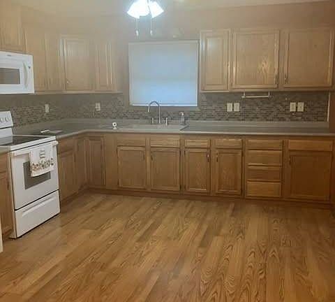 3rd image of 604 Annie St