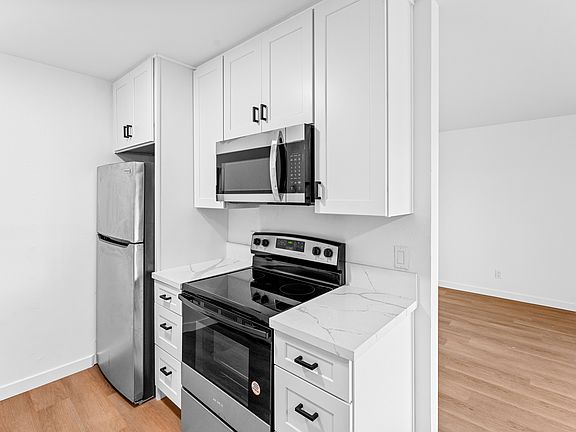3rd image of 900 Phillips St APT L
