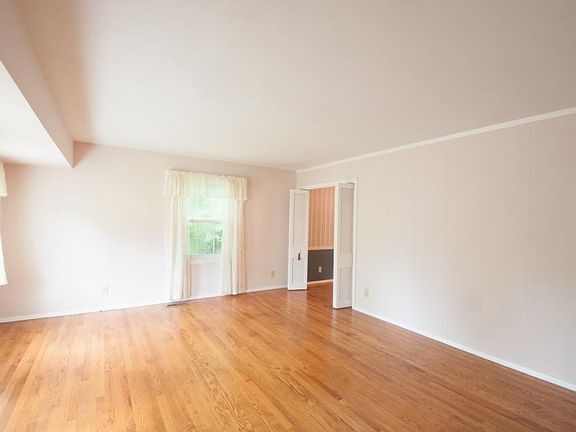 3rd image of 1302 Welbourne St