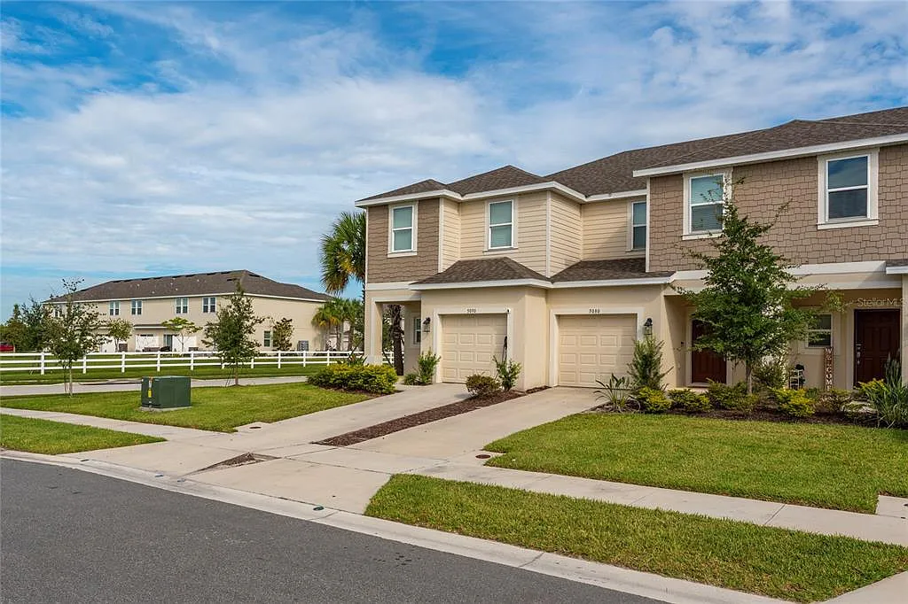 3 bed, 2.5 bath, 1365 sqft, $2,300 — Photo 3