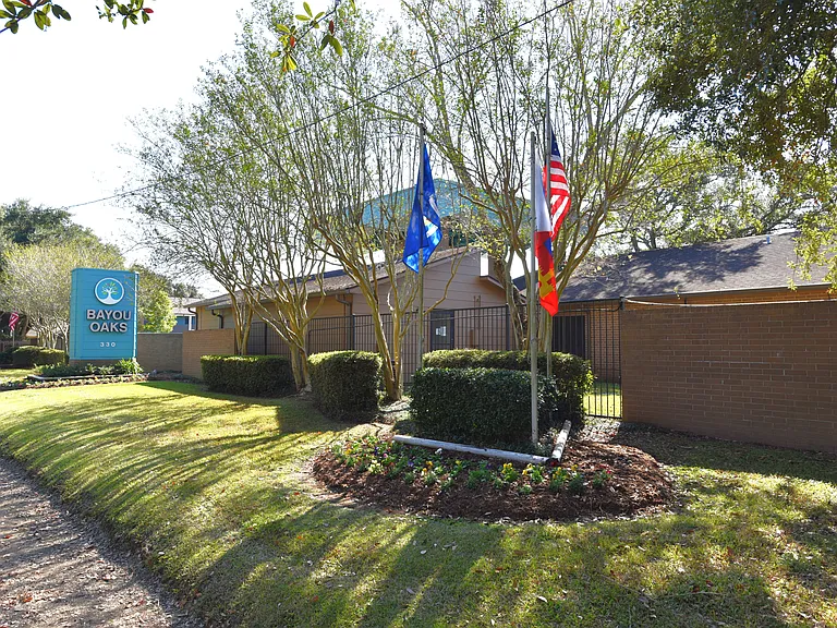Bayou Oaks Apartments — Photo 1