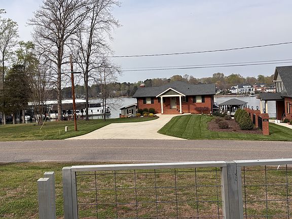 4th image of 182 Commodore Loop