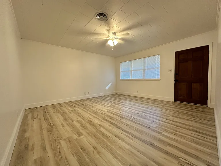107 Elliott Pl — Photo 2