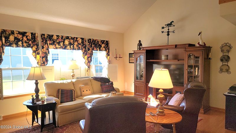4th image of 10 Danbury Ct