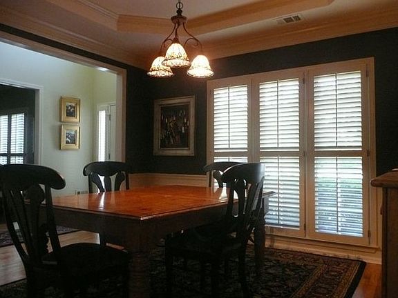 Dining area with the use of a variety of molding profiles.