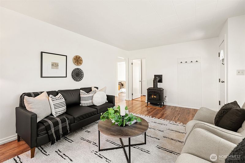 4th image of 2702 Nevada Street