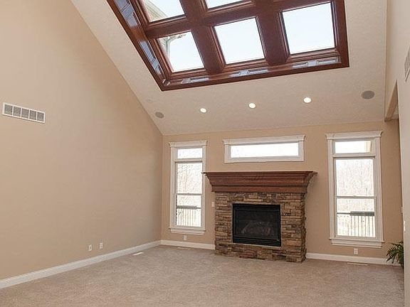 5th image of 312 Zinnia St