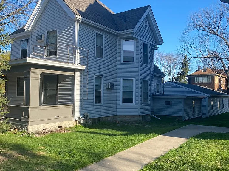 906 E Burlington Apartments! — Photo 2