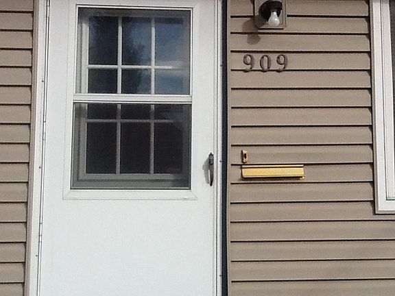 5th image of 909 Bradley St
