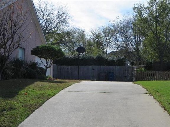 3rd image of 1007 Foxwood Ln