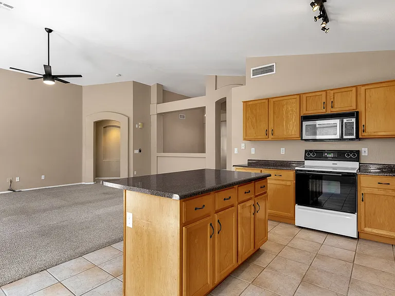 647 W Fremont Dr — Photo 22