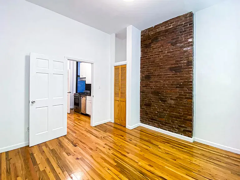 324 E 13th St #4 — Photo 2