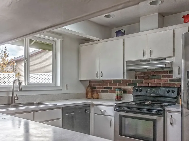 1205 NW Crosby Ave — Photo 11