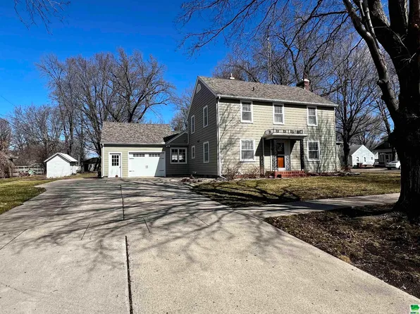 510 E 5th St, Newell, IA 50568
