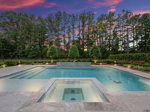 4th image of 8242 Wildwood Dr