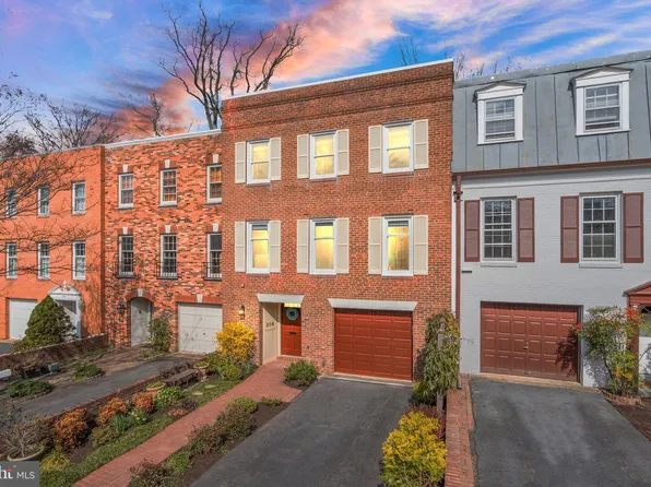 206 James Thurber Ct, Falls Church, VA 22046