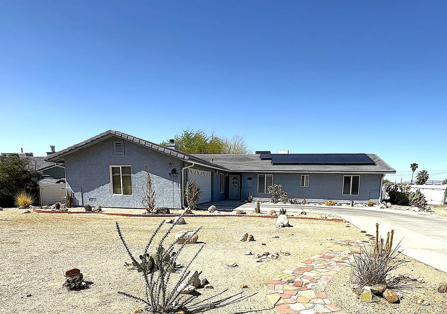 Large 3 Bedroom, 3 Bathroom Home with Solar — Photo 2