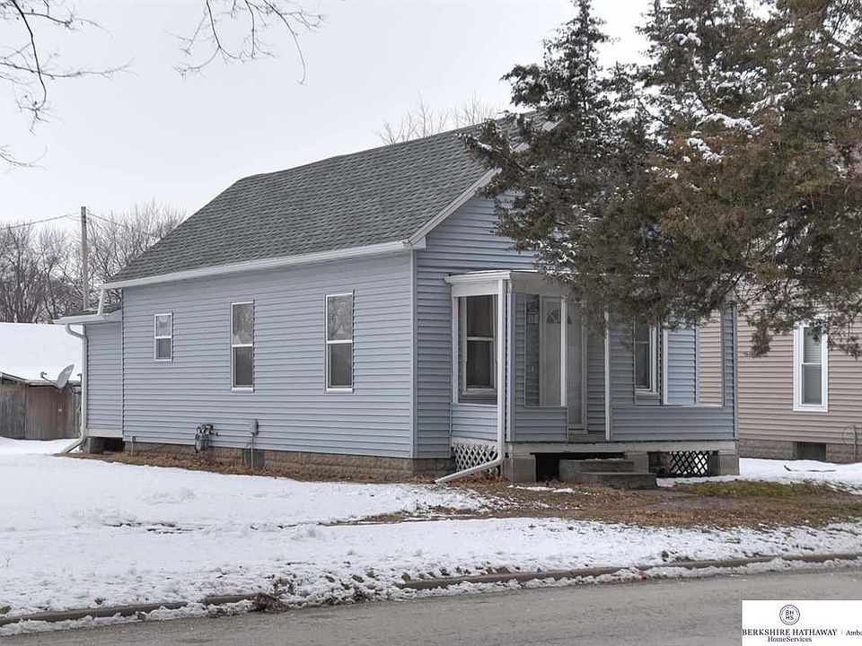 1st image of 221 N 1st St
