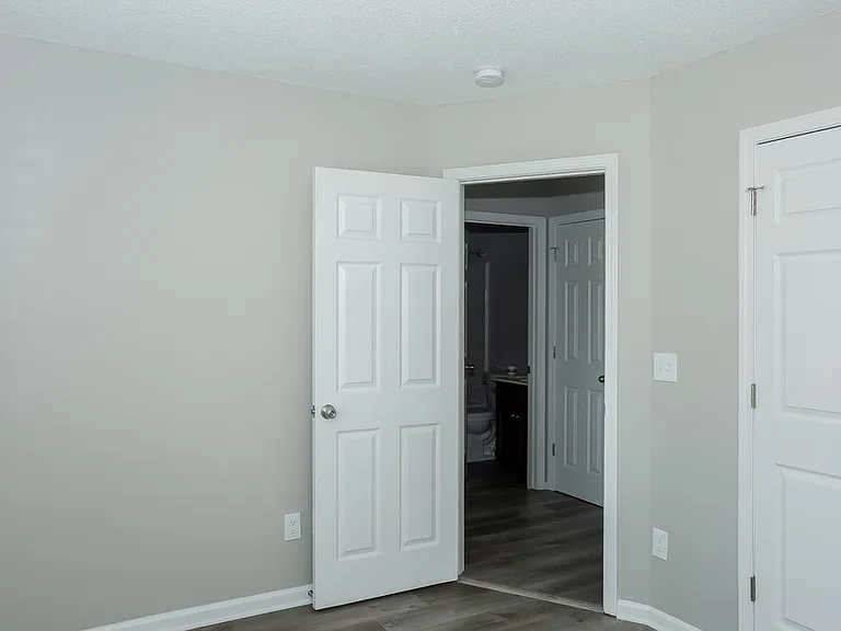 1004 Ayrshire Ln — Photo 12