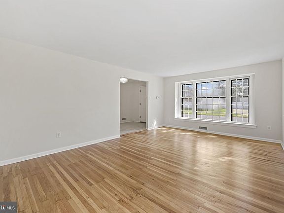 5th image of 48 Strathmore Dr