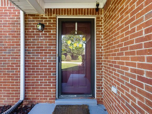 5th image of 110 Primrose Cir