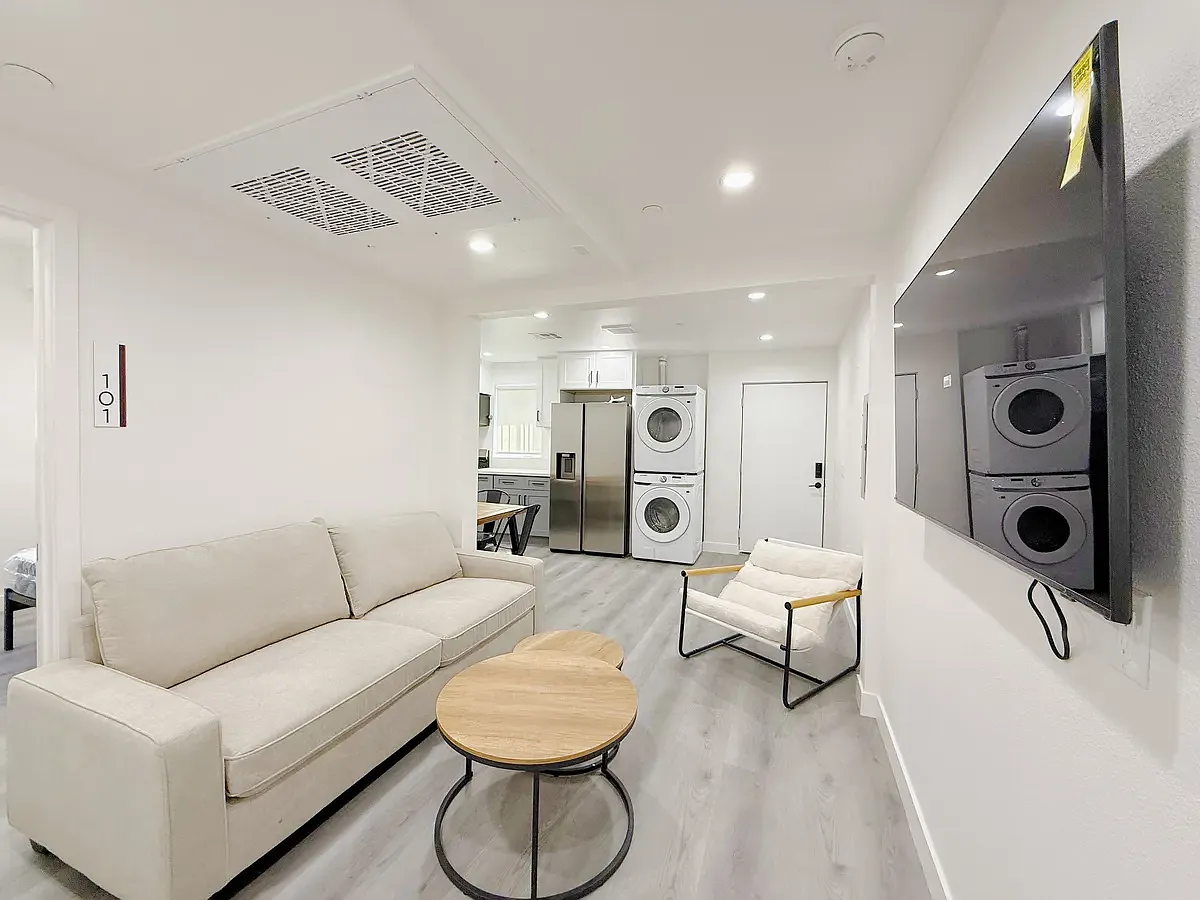 6 bed, 1695 sqft, $1,298 — Photo 2