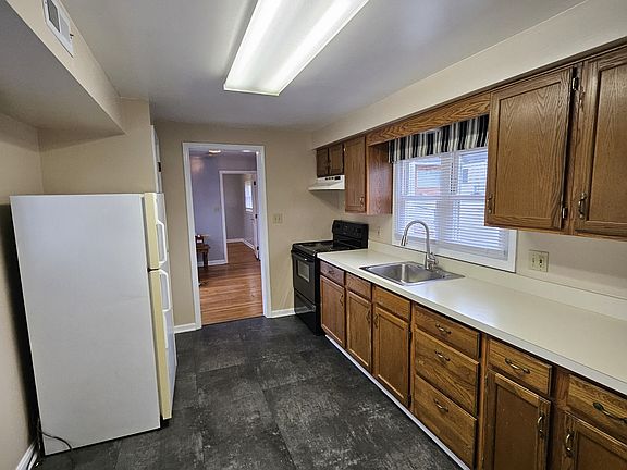 5th image of 208 E Main St