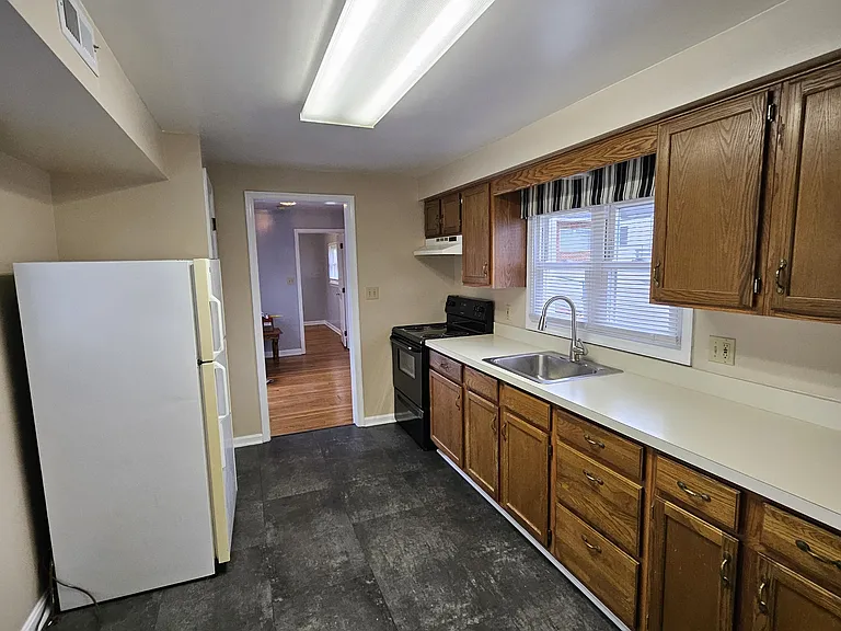 208 E Main St — Photo 5