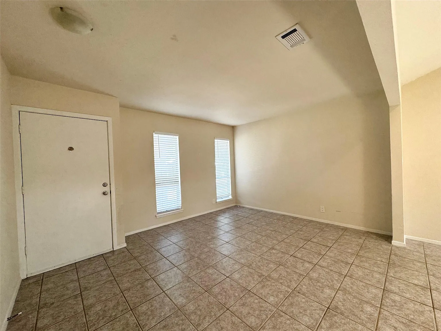 4 bed, 2.0 bath, 1411 sqft, $2,350 — Photo 4