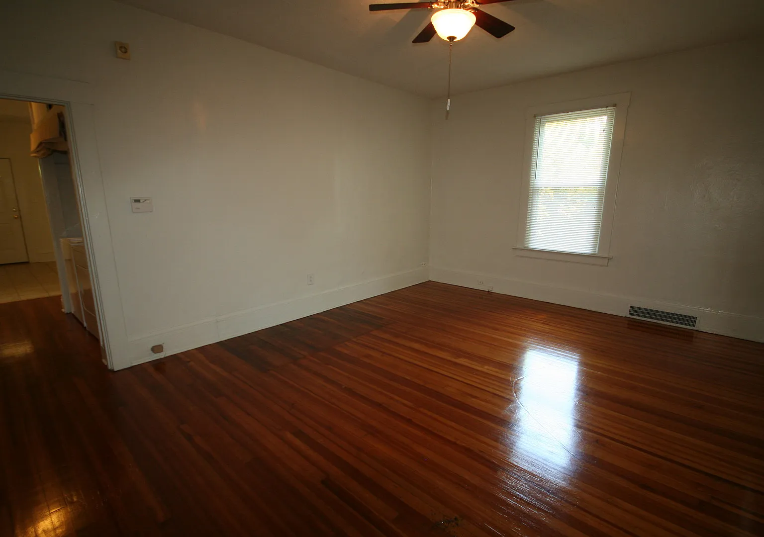 Spacious 2BR Duplex with All Appliances and Great Deck! Near Duke and Downtown! — Photo 3