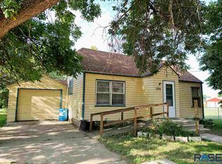 206 E 1st St, Marion, SD 57043