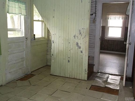 4th image of 909 E 2nd St
