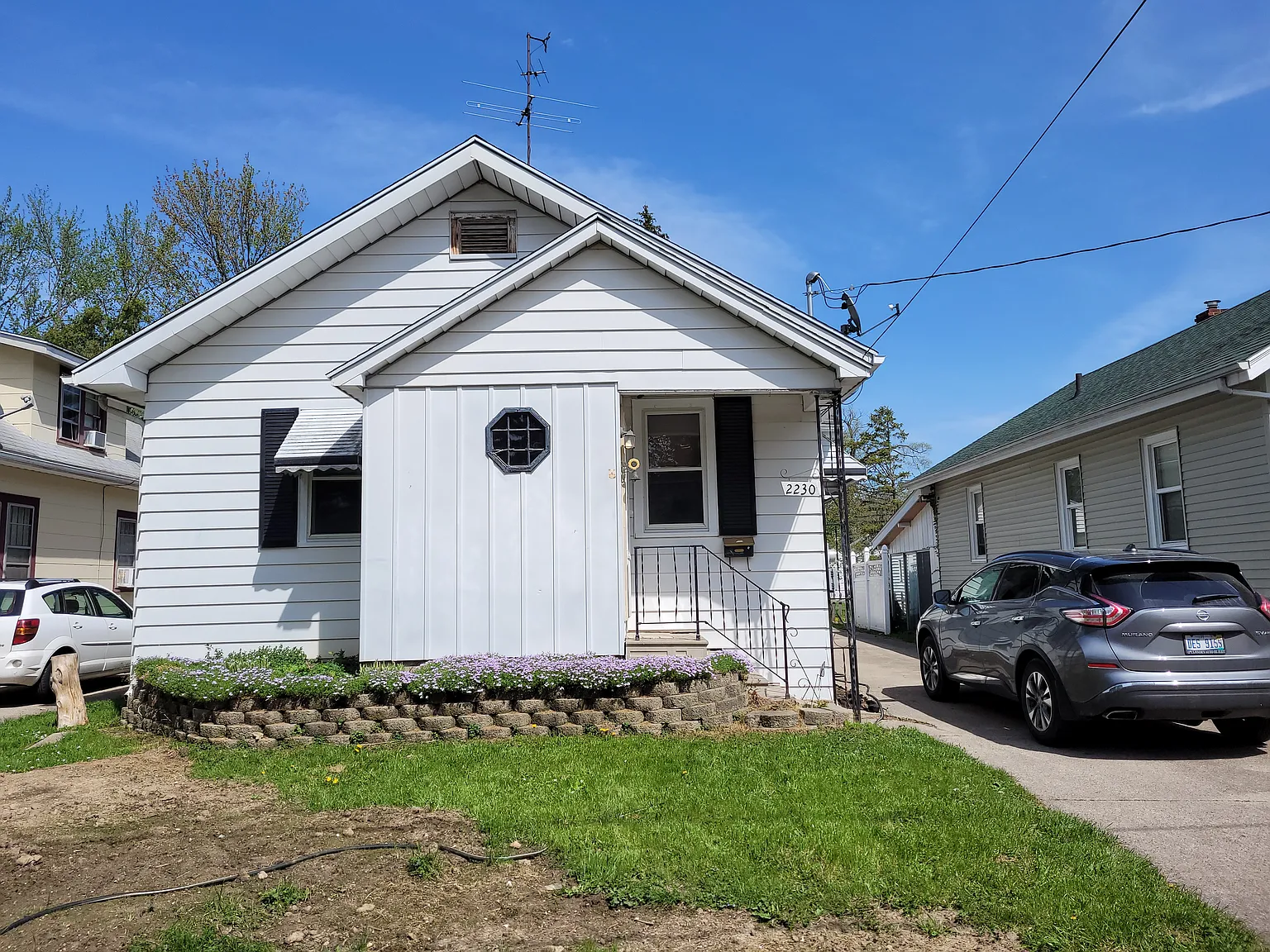 2230 N Clinton St photo 1