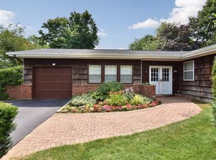 20 Long Bow Ln, Commack, NY 11725
