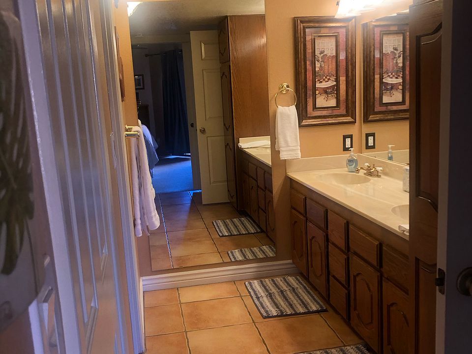 Double vanity and walk in closet