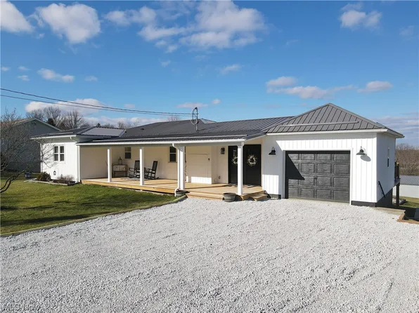 207 Forest Dr, Wellsburg, WV 26070