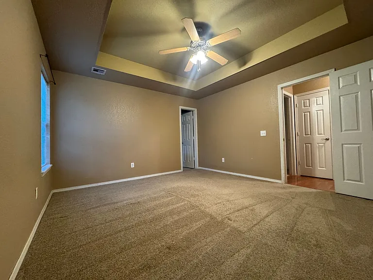 550 Walker St — Photo 14