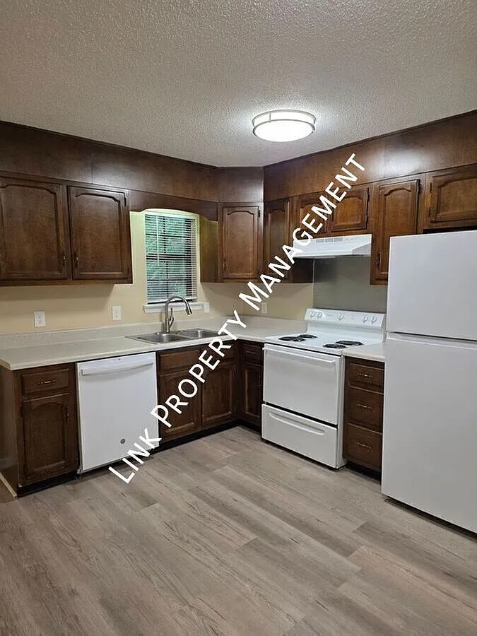 Don't Miss this 2 bedrooms in Brainerd with Washer and Dryer connections and Storage — Photo 3