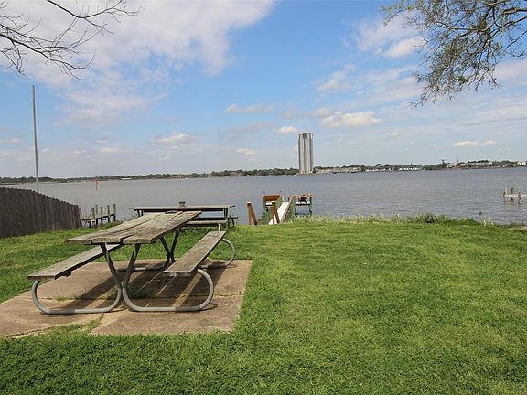 4th image of 413 Lakeside Dr