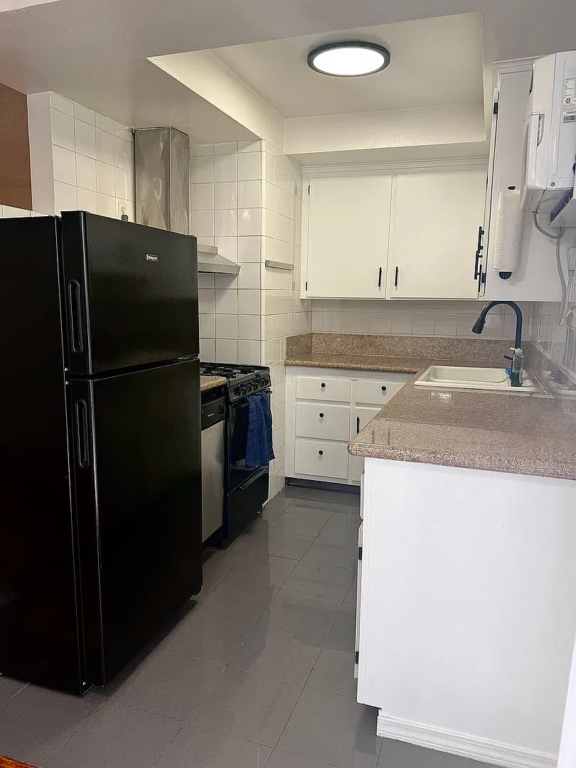 439 South Hobart Apartments — Photo 3