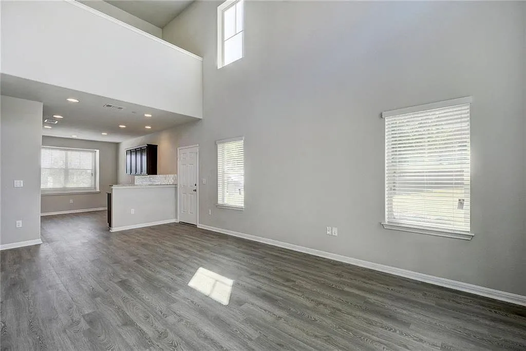 3 bed, 3.5 bath, 2064 sqft, $2,200 — Photo 4