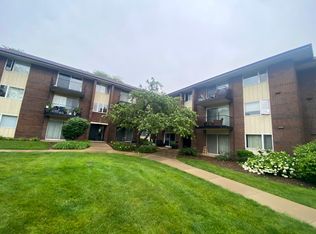 5S100 Pebblewood Ln #D-10, Naperville, IL 60563