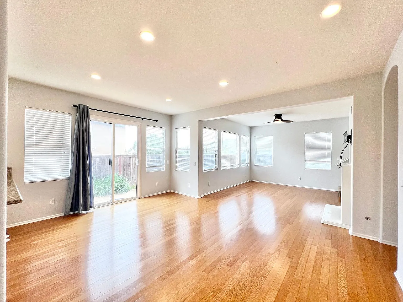 4 bed, 2188 sqft, $5,400 — Photo 2
