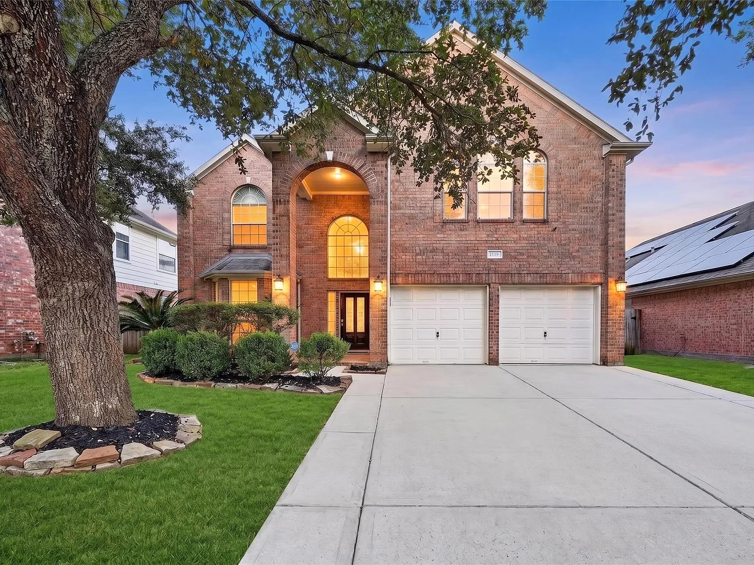 5 bed, 2.5 bath, 2738 sqft, $3,200 — Photo 2