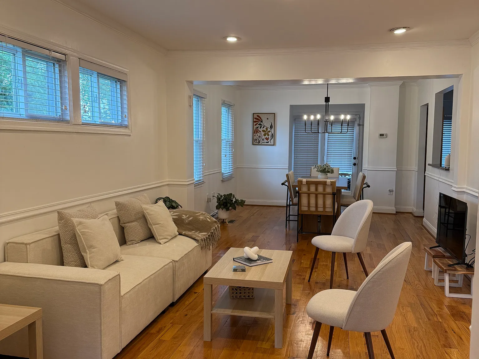 3 bed, 2.5 bath, 2200 sqft, $4,200 — Photo 2