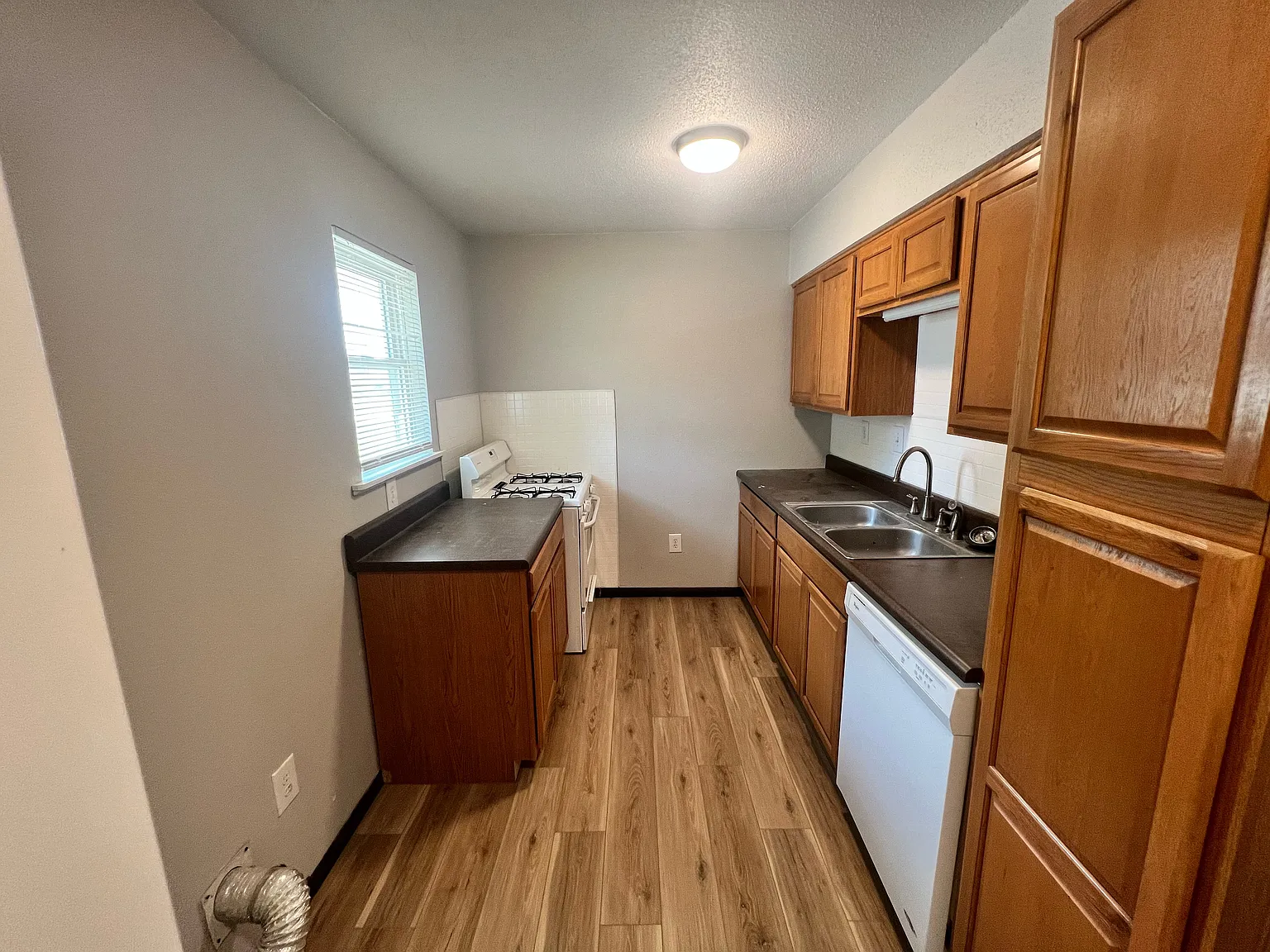 2 bed, 1.0 bath, $825 — Photo 3