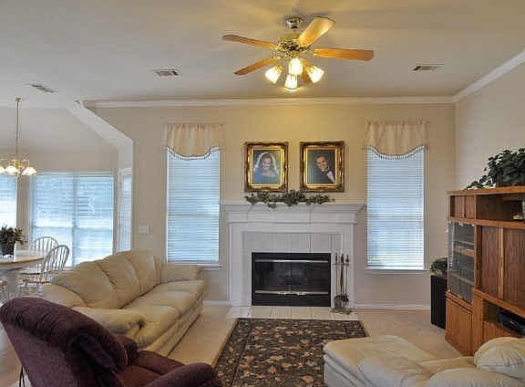 5th image of 1820 Meadow Crest Dr