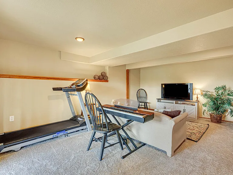 1443 Chesham Cir — Photo 36