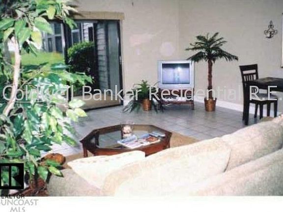 Living room to screen room